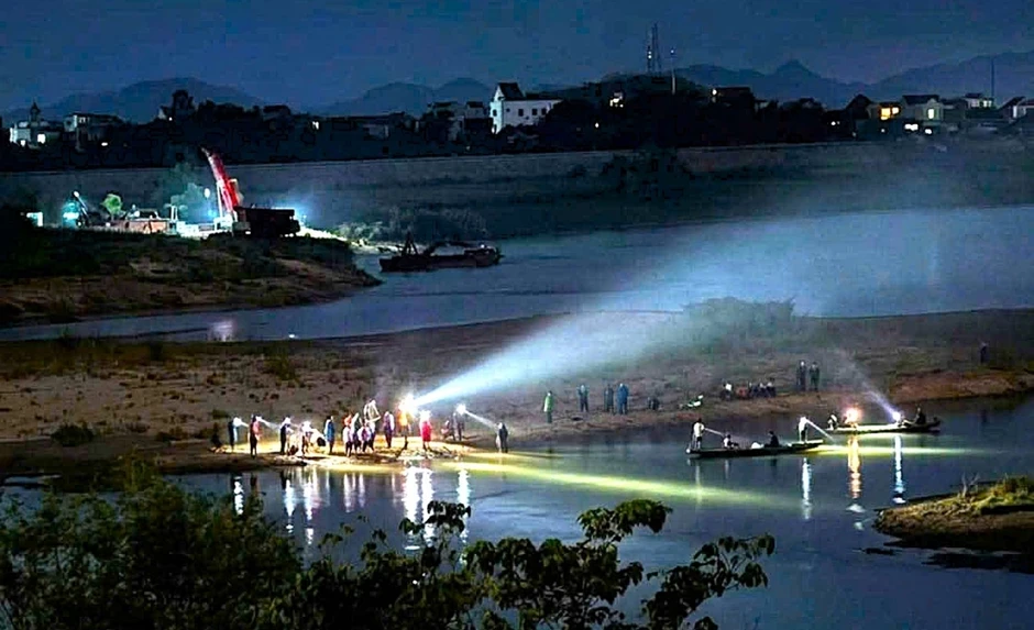 Hai nam sinh mất tích khi tắm tại đập Bara Đô Lương, Nghệ An Hai nam sinh mất tích khi tắm tại đập Bara Đô Lương, Nghệ An