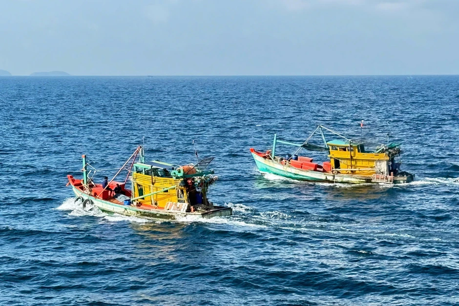 Hai ngư dân rơi xuống biển ở Phú Quốc, đã tìm được một thi thể Hai ngư dân rơi xuống biển ở Phú Quốc, đã tìm được một thi thể
