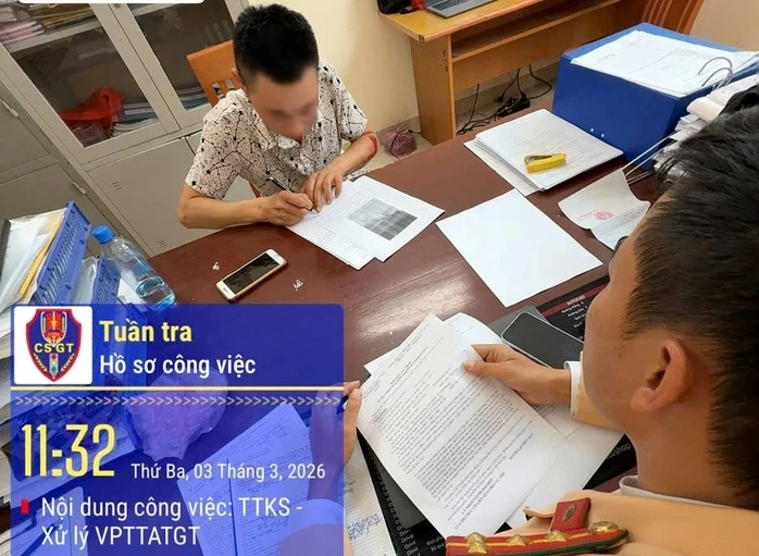 Hai người đàn ông đầu trần, đi xe máy lạng lách, đánh võng trên quốc lộ