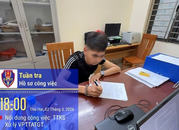 Hai người đàn ông đầu trần, đi xe máy lạng lách, đánh võng trên quốc lộ