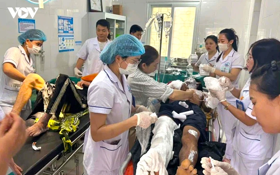 Hai người đàn ông ở Nghệ An bị phóng điện bỏng nặng khi dựng quán cà phê Hai người đàn ông ở Nghệ An bị phóng điện bỏng nặng khi dựng quán cà phê