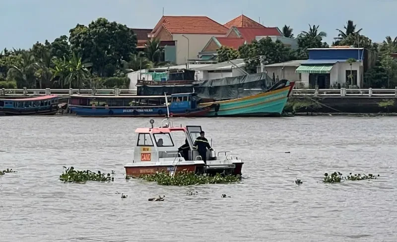 Hai người đàn ông rơi xuống sông Tiền mất tích sau tiệc sinh nhật trên tàu Hai người đàn ông rơi xuống sông Tiền mất tích sau tiệc sinh nhật trên tàu