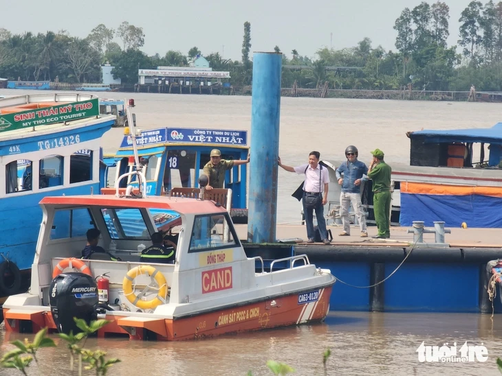 Hai người đàn ông té xuống sông Tiền mất tích sau khi dự tiệc sinh nhật trên tàu du lịch Hai người đàn ông té xuống sông Tiền mất tích sau khi dự tiệc sinh nhật trên tàu du lịch