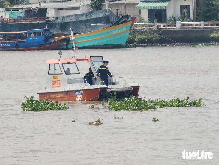 Hai người đàn ông té xuống sông Tiền mất tích sau khi dự tiệc sinh nhật trên tàu du lịch Hai người đàn ông té xuống sông Tiền mất tích sau khi dự tiệc sinh nhật trên tàu du lịch