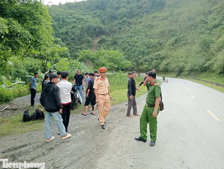 Hai người tử vong sau khi xe máy lao xuống suối Hai người tử vong sau khi xe máy lao xuống suối