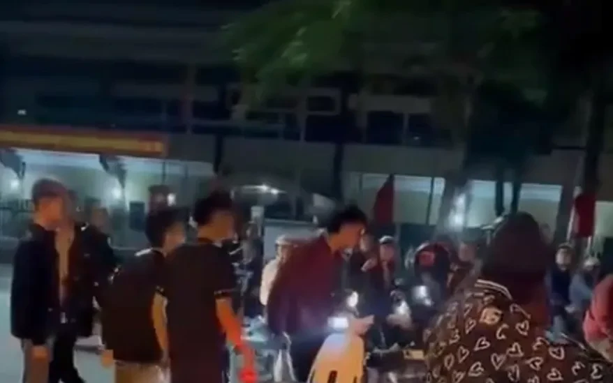 Hai nhóm thanh niên hỗn chiến lúc rạng sáng, 4 người bị thương Hai nhóm thanh niên hỗn chiến lúc rạng sáng, 4 người bị thương