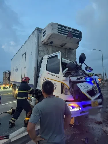 Hai ô tô tải biến dạng phần đầu sau va chạm trên cầu Thăng Long, 2 người bị thương Hai ô tô tải biến dạng phần đầu sau va chạm trên cầu Thăng Long, 2 người bị thương