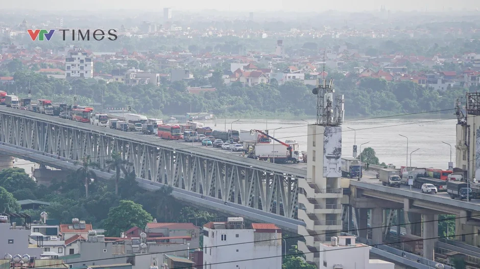 Hai ô tô tải biến dạng phần đầu sau va chạm trên cầu Thăng Long, 2 người bị thương Hai ô tô tải biến dạng phần đầu sau va chạm trên cầu Thăng Long, 2 người bị thương