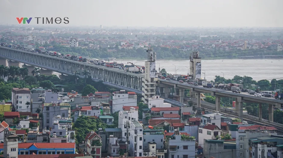 Hai ô tô tải biến dạng phần đầu sau va chạm trên cầu Thăng Long, 2 người bị thương Hai ô tô tải biến dạng phần đầu sau va chạm trên cầu Thăng Long, 2 người bị thương