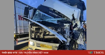 Hai ô tô tải biến dạng phần đầu sau va chạm trên cầu Thăng Long, 2 người bị thương