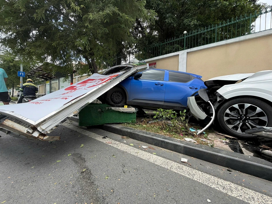 Hai ô tô va chạm lao lên vỉa hè, húc đổ pano dưới chân cầu Ba Son Hai ô tô va chạm lao lên vỉa hè, húc đổ pano dưới chân cầu Ba Son