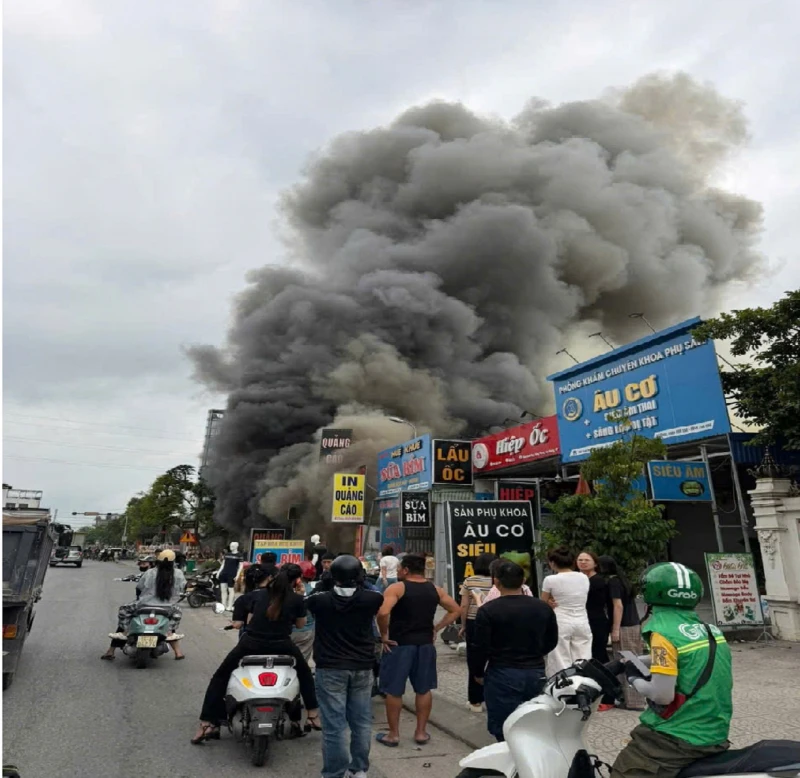 Hải Phòng: 7 cửa hàng kinh doanh liền kề bị hỏa hoạn thiêu trụi Hải Phòng: 7 cửa hàng kinh doanh liền kề bị hỏa hoạn thiêu trụi
