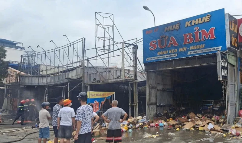 Hải Phòng: 7 cửa hàng kinh doanh liền kề bị hỏa hoạn thiêu trụi Hải Phòng: 7 cửa hàng kinh doanh liền kề bị hỏa hoạn thiêu trụi