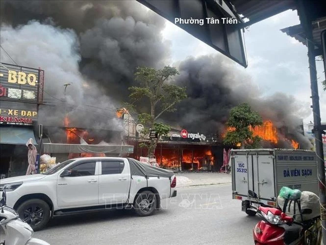 Hải Phòng: Cháy lớn tại phường An Phong, năm cửa hàng bị thiêu rụi Hải Phòng: Cháy lớn tại phường An Phong, năm cửa hàng bị thiêu rụi