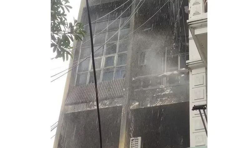 Hải Phòng: Cháy lớn thiêu rụi căn nhà 3 tầng Hải Phòng: Cháy lớn thiêu rụi căn nhà 3 tầng
