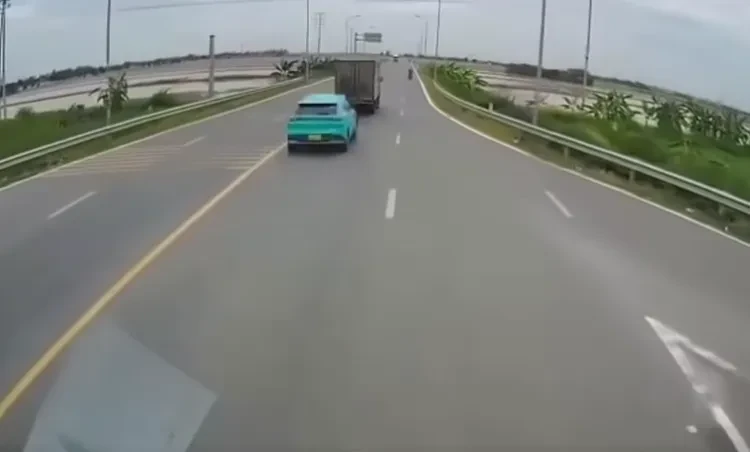 Hải Phòng: Hai xe lao xuống mương sau va chạm, tài xế dương tính với ma túy Hải Phòng: Hai xe lao xuống mương sau va chạm, tài xế dương tính với ma túy