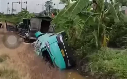 Hải Phòng: Hai xe lao xuống mương sau va chạm, tài xế dương tính với ma túy Hải Phòng: Hai xe lao xuống mương sau va chạm, tài xế dương tính với ma túy