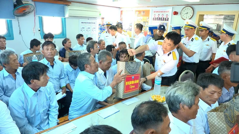 Hải quân bàn giao 33 ngư dân bị chìm tàu ở Trường Sa vào bờ an toàn Hải quân bàn giao 33 ngư dân bị chìm tàu ở Trường Sa vào bờ an toàn