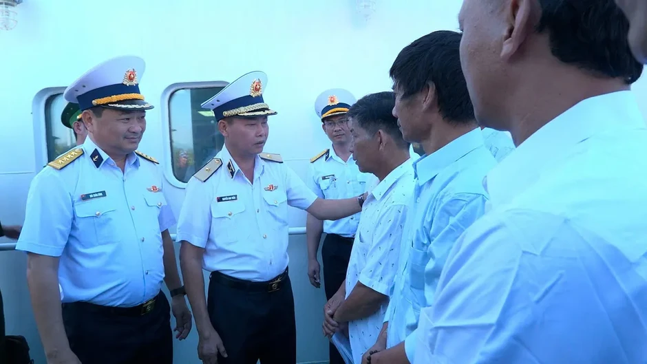 Hải quân bàn giao 33 ngư dân bị chìm tàu ở Trường Sa vào bờ an toàn Hải quân bàn giao 33 ngư dân bị chìm tàu ở Trường Sa vào bờ an toàn