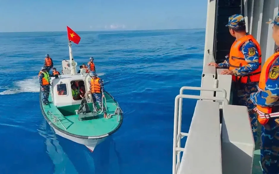 Hải quân bàn giao 33 ngư dân bị chìm tàu ở Trường Sa vào bờ an toàn Hải quân bàn giao 33 ngư dân bị chìm tàu ở Trường Sa vào bờ an toàn