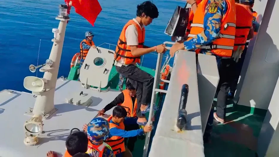 Hải quân bàn giao 33 ngư dân bị chìm tàu ở Trường Sa vào bờ an toàn Hải quân bàn giao 33 ngư dân bị chìm tàu ở Trường Sa vào bờ an toàn
