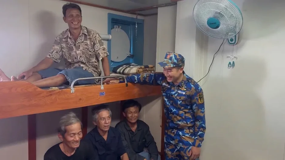 Hải quân bàn giao 33 ngư dân bị chìm tàu ở Trường Sa vào bờ an toàn Hải quân bàn giao 33 ngư dân bị chìm tàu ở Trường Sa vào bờ an toàn