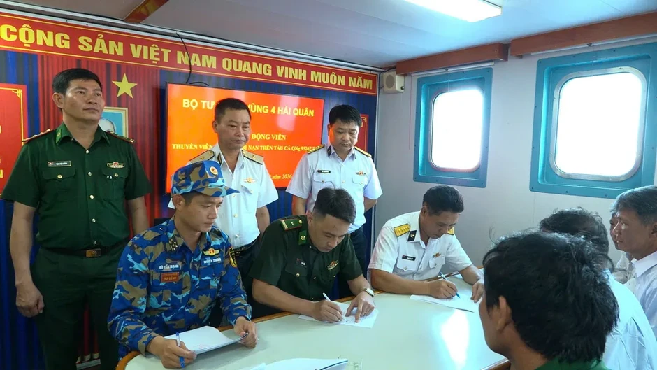 Hải quân bàn giao 33 ngư dân bị chìm tàu ở Trường Sa vào bờ an toàn Hải quân bàn giao 33 ngư dân bị chìm tàu ở Trường Sa vào bờ an toàn