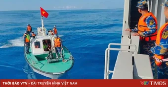 Hải quân bàn giao 33 ngư dân bị chìm tàu ở Trường Sa vào bờ an toàn