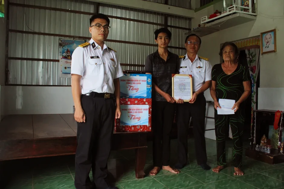 Hải quân bàn giao nhiệm vụ đỡ đầu con ngư dân hoàn cảnh khó khăn tại Cà Mau Hải quân bàn giao nhiệm vụ đỡ đầu con ngư dân hoàn cảnh khó khăn tại Cà Mau