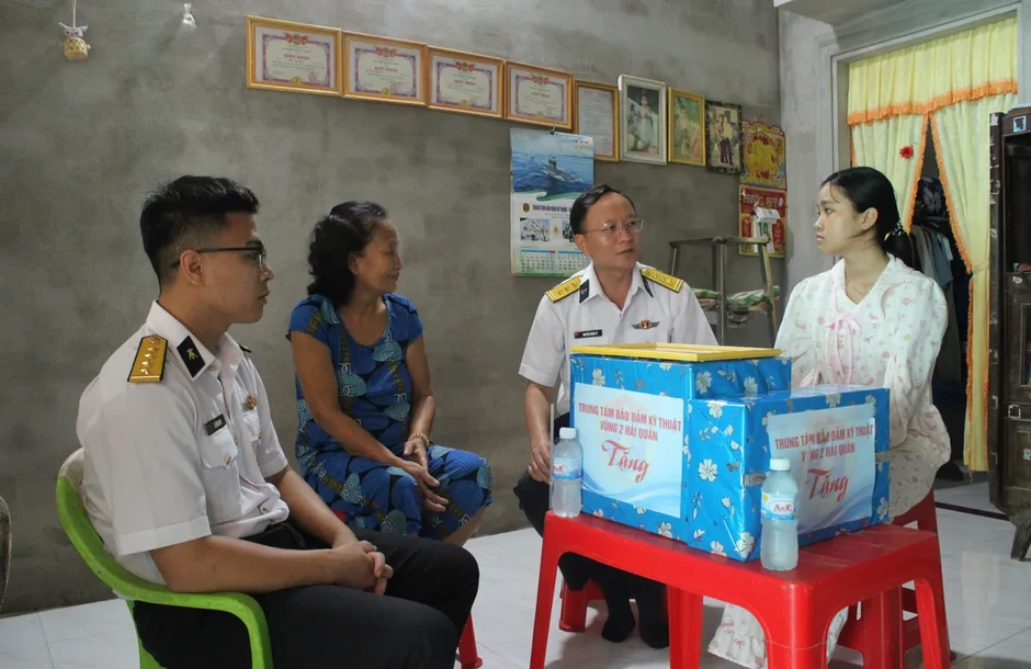 Hải quân bàn giao nhiệm vụ đỡ đầu con ngư dân hoàn cảnh khó khăn tại Cà Mau Hải quân bàn giao nhiệm vụ đỡ đầu con ngư dân hoàn cảnh khó khăn tại Cà Mau