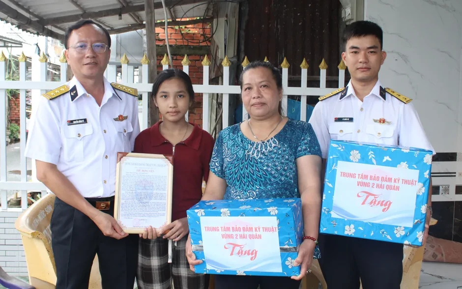 Hải quân bàn giao nhiệm vụ đỡ đầu con ngư dân hoàn cảnh khó khăn tại Cà Mau Hải quân bàn giao nhiệm vụ đỡ đầu con ngư dân hoàn cảnh khó khăn tại Cà Mau