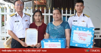 Hải quân bàn giao nhiệm vụ đỡ đầu con ngư dân hoàn cảnh khó khăn tại Cà Mau