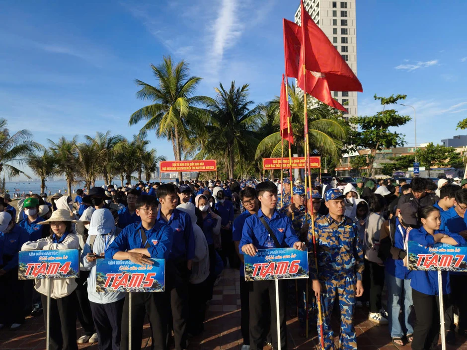 Hải quân cùng sinh viên Đà Nẵng chung tay làm sạch biển Sơn Trà Hải quân cùng sinh viên Đà Nẵng chung tay làm sạch biển Sơn Trà