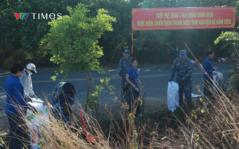 Hải quân cùng sinh viên Đà Nẵng chung tay làm sạch biển Sơn Trà Hải quân cùng sinh viên Đà Nẵng chung tay làm sạch biển Sơn Trà