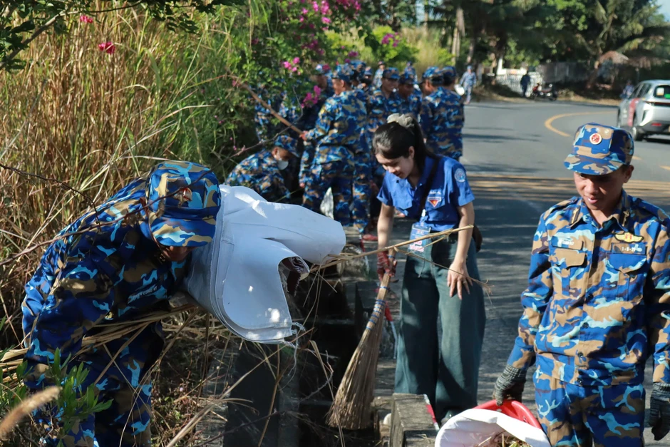 Hải quân cùng sinh viên Đà Nẵng chung tay làm sạch biển Sơn Trà Hải quân cùng sinh viên Đà Nẵng chung tay làm sạch biển Sơn Trà