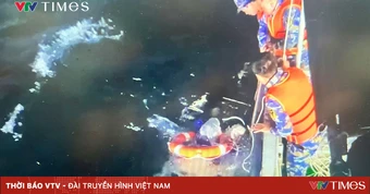 Hải quân cứu sống ngư dân trôi dạt 4 ngày đêm trên biển