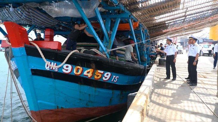 Hải quân lai dắt tàu cá cùng 36 ngư dân gặp nạn vào bờ an toàn