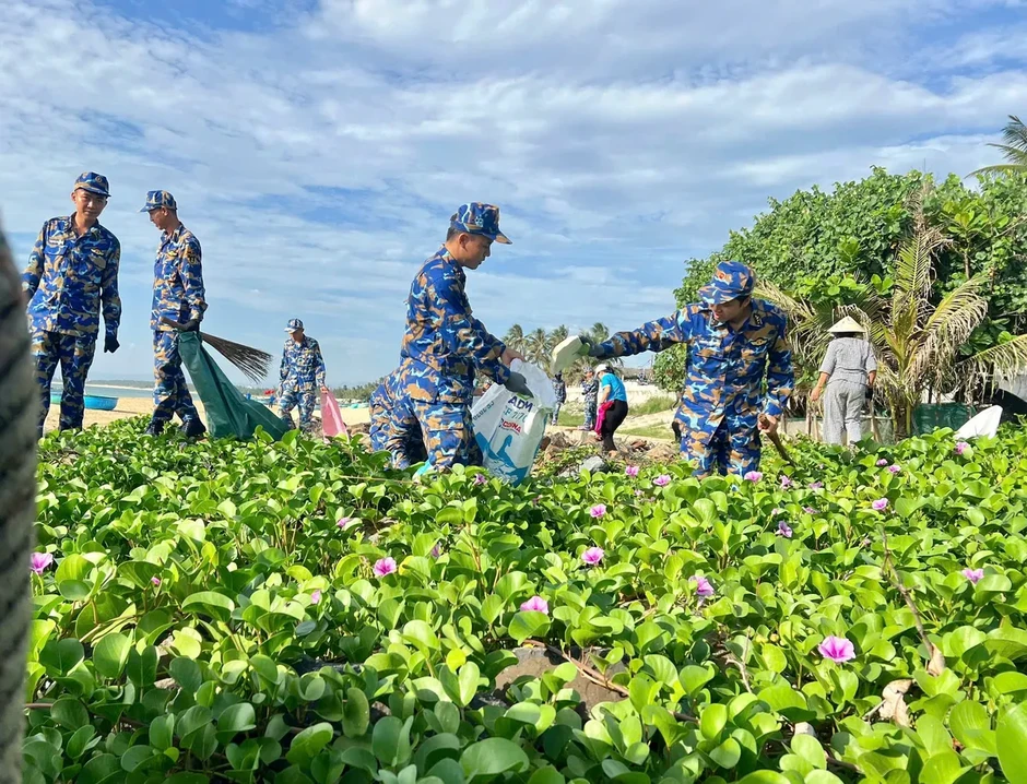Hải quân làm sạch biển hưởng ứng Ngày Môi trường thế giới năm 2026
