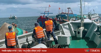 Hải quân phối hợp cứu nạn thành công 10 ngư dân gặp nạn trên biển