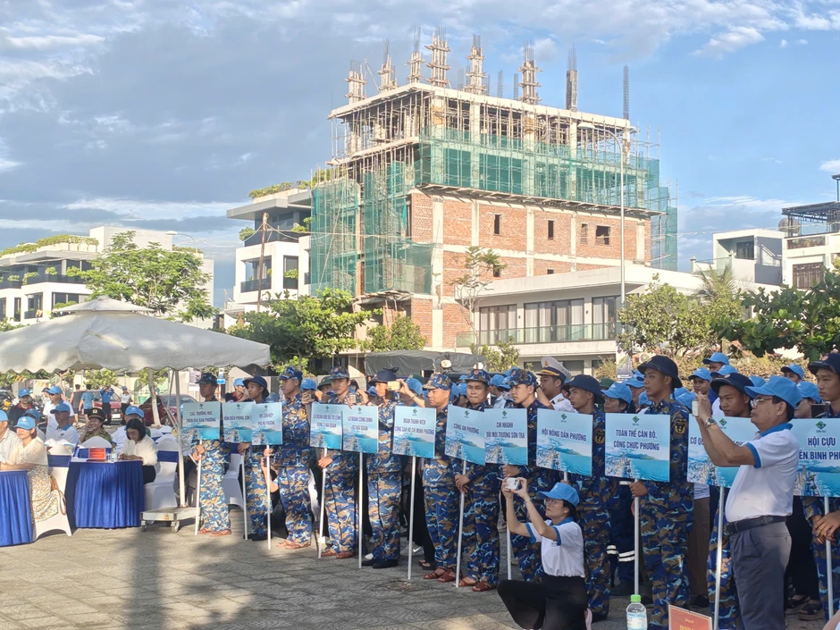 Hải quân triển khai chuỗi hoạt động sôi nổi chung tay bảo vệ môi trường biển