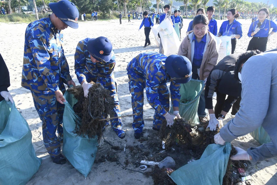 Hải quân triển khai chuỗi hoạt động sôi nổi chung tay bảo vệ môi trường biển