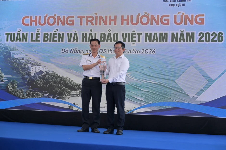 Hải quân triển khai chuỗi hoạt động sôi nổi chung tay bảo vệ môi trường biển