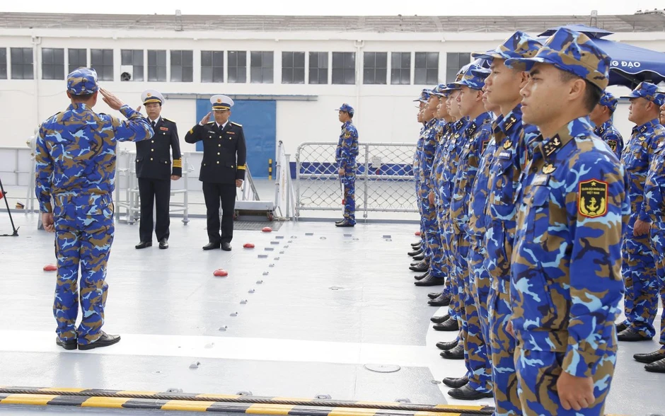 Hải quân Việt Nam - Trung Quốc hiệp đồng chặt chẽ trước giờ ra khơi tại cảng Phòng Thành