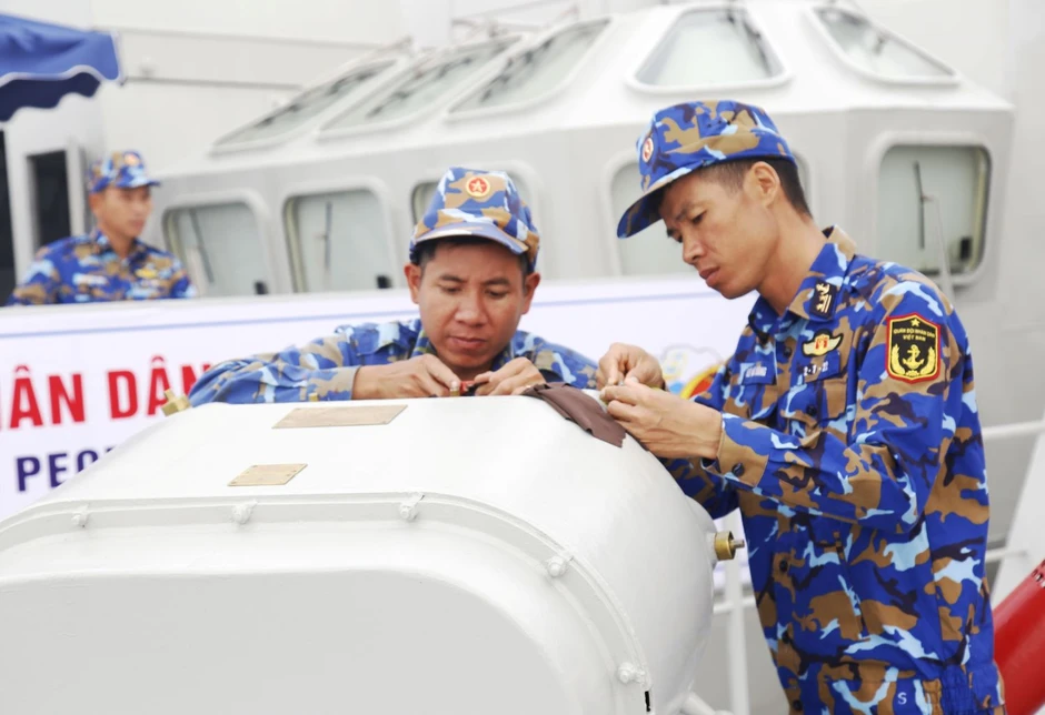 Hải quân Việt Nam - Trung Quốc hiệp đồng chặt chẽ trước giờ ra khơi tại cảng Phòng Thành
