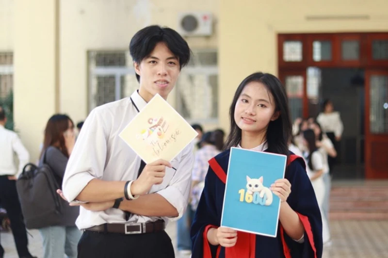 Hai sinh viên Đại học Bách khoa có điểm cao thuộc Top 1% thế giới mở lớp học SAT miễn phí Hai sinh viên Đại học Bách khoa có điểm cao thuộc Top 1% thế giới mở lớp học SAT miễn phí