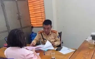 Hai tài xế bị xử phạt sau phản ánh từ ứng dụng VNeTraffic Hai tài xế bị xử phạt sau phản ánh từ ứng dụng VNeTraffic