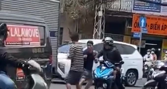 Hai tài xế đánh nhau chảy máu đầu giữa đường ở TPHCM