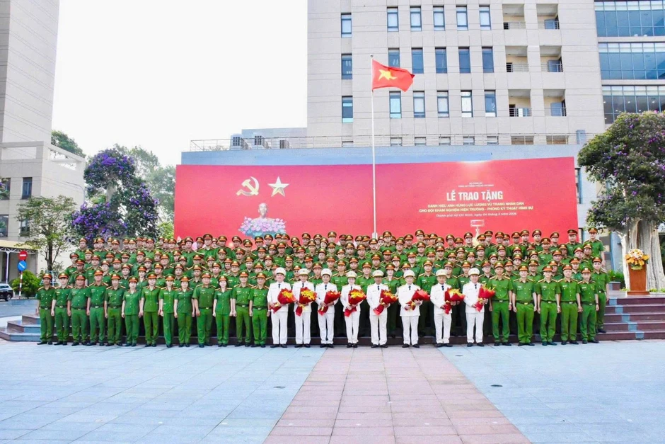 Hai tập thể Công an TP Hồ Chí Minh được phong tặng danh hiệu Anh hùng Hai tập thể Công an TP Hồ Chí Minh được phong tặng danh hiệu Anh hùng