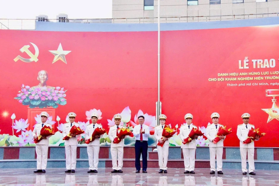 Hai tập thể Công an TP Hồ Chí Minh được phong tặng danh hiệu Anh hùng Hai tập thể Công an TP Hồ Chí Minh được phong tặng danh hiệu Anh hùng