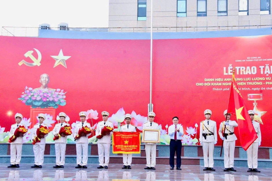 Hai tập thể Công an TP Hồ Chí Minh được phong tặng danh hiệu Anh hùng Hai tập thể Công an TP Hồ Chí Minh được phong tặng danh hiệu Anh hùng